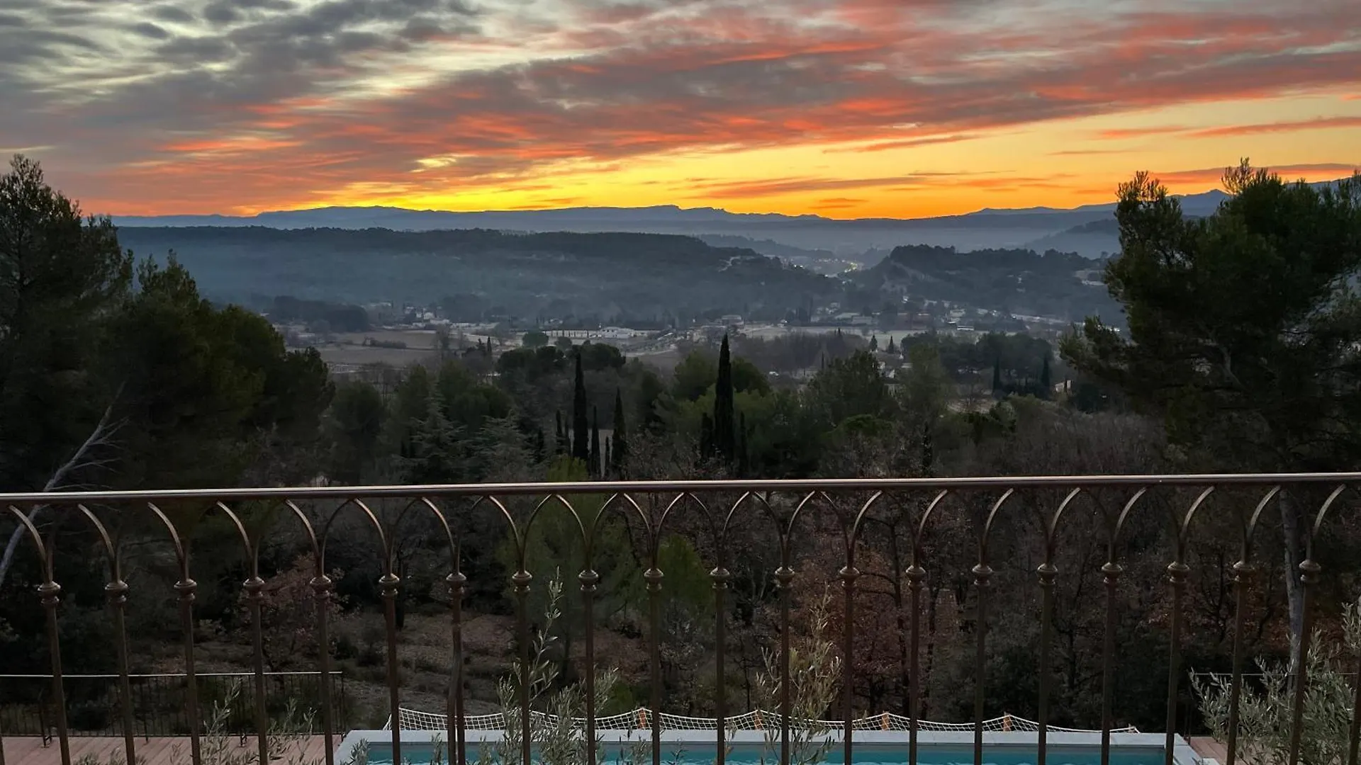 アパート Villa Lumineuse Avec Piscine Clim 1Ere Etage Vue Panoramique Sur Les Montagnes Sur Le Site De La Sainte-Victoire ル・トロネ